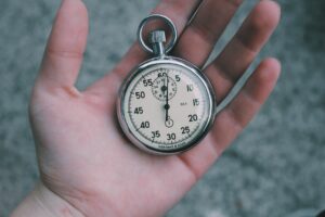 Strategii de gestionare a timpului pentru antreprenori ocupati: Cum să îți optimizezi eficiența și productivitatea
