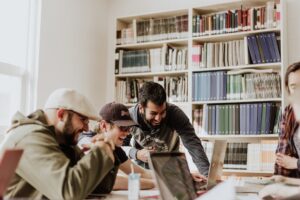 Cum să-ți Dezvolți Abilitățile de Comunicare și Relaționare: Sfaturi Practice