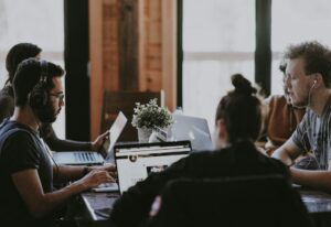 Cum să gestionezi echipele virtuale: Sfaturi pentru o colaborare eficientă în era digitală
