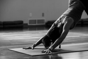 Ghidul Practic pentru O Rutina de Exerciții Acasă: Cum să Te Menții în Formă Fără Sală