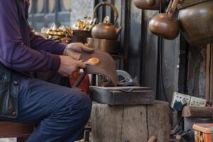 Cum să participi la ateliere tradiționale în timpul călătoriilor