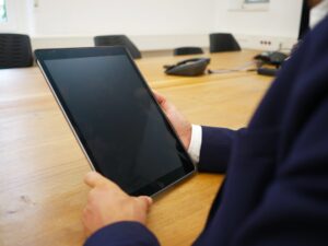 Cum să utilizezi tehnologia pentru a eficientiza procesul de management