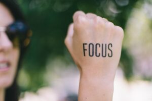 Cum să rămâi concentrat pe scopurile tale de succes în fața obstacolelor