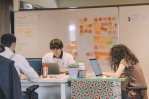 Cum să îți îmbunătățești productivitatea la locul de muncă prin delegare